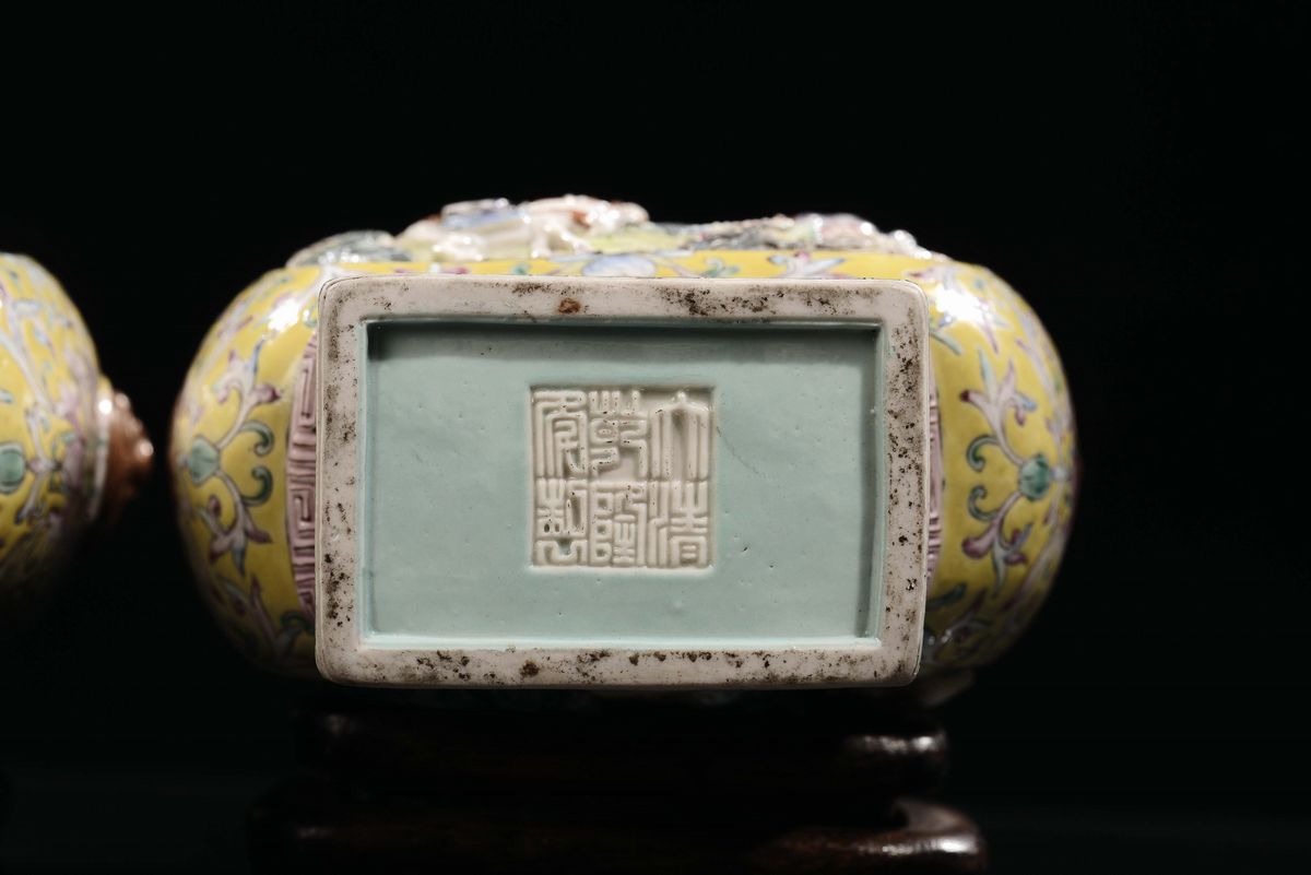 Coppia di Vasi in Porcellana Policroma con Personaggi in Rilievo, Cina, Repubblica, XX Secolo