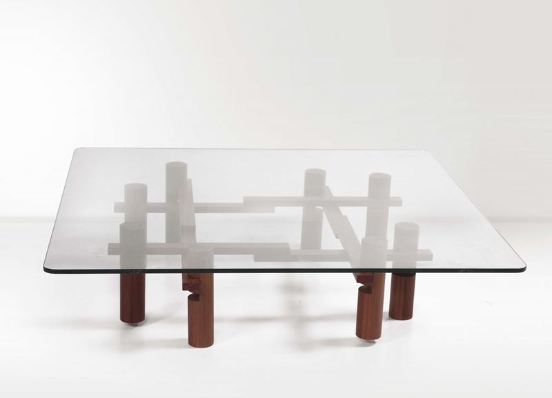 Theodore Waddell. Tavolo baso in legno con piano in vetro. Prod. Bernini, Italia, 1970 ca.  - Asta Design - Cambi Casa d'Aste
