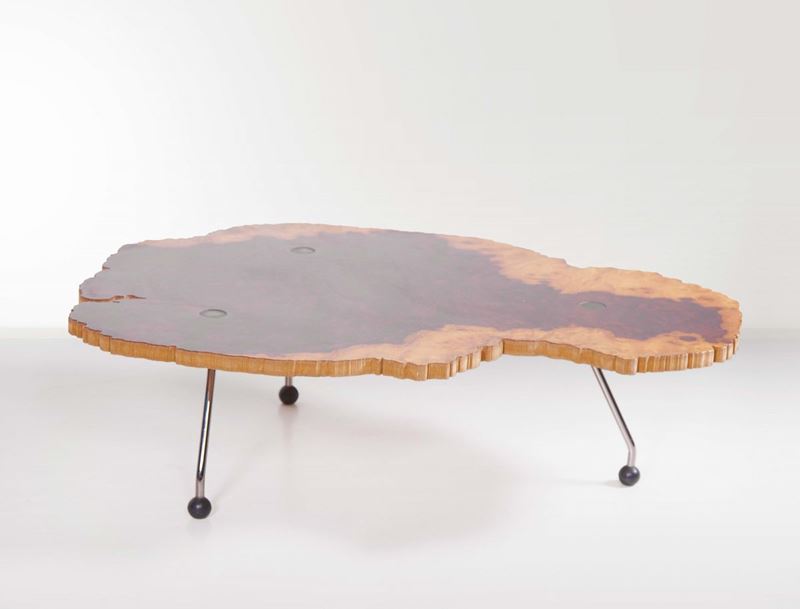 Bernini. Tavolino con piano in radica di noce e supporti in metallo cromato. Prod. Bernini, Italia, 1980 ca.  - Auction Design - Cambi Casa d'Aste