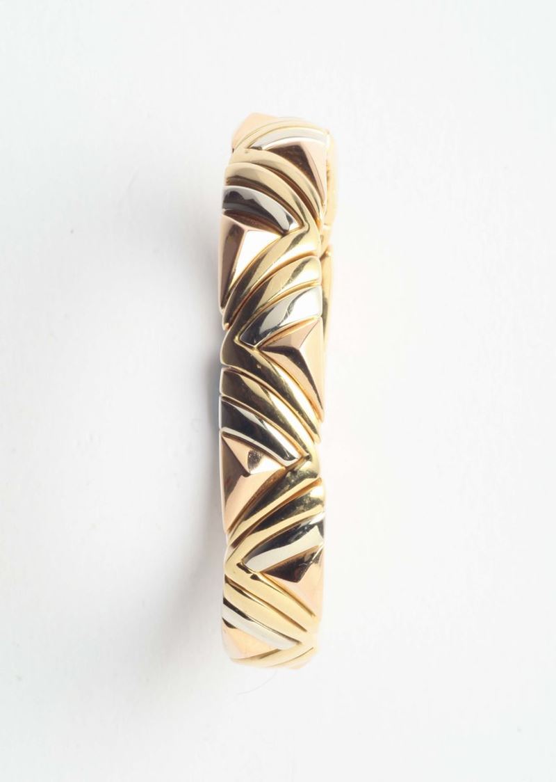 A three gold crossover design bracelet. Signed Bulgari  - Auction Silver, Watches, Antique and Contemporary Jewelry - Cambi Casa d'Aste