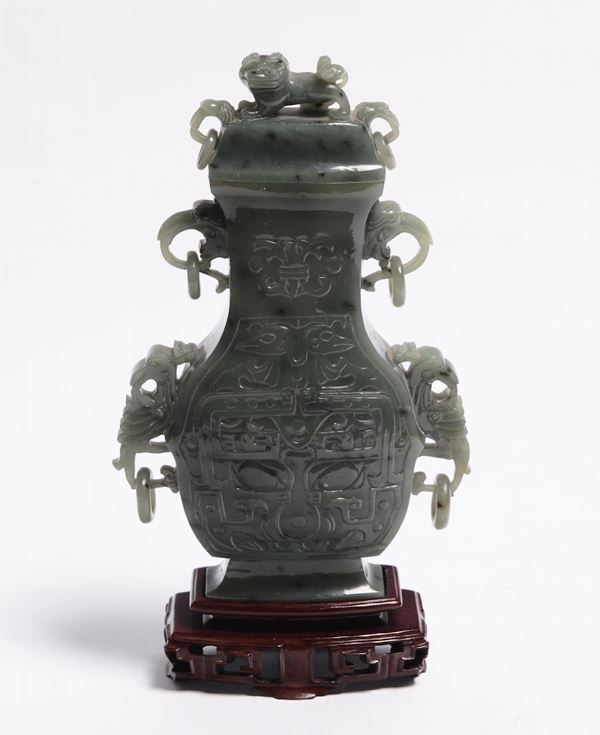 Vasetto in nefrite, Cina XX secolo