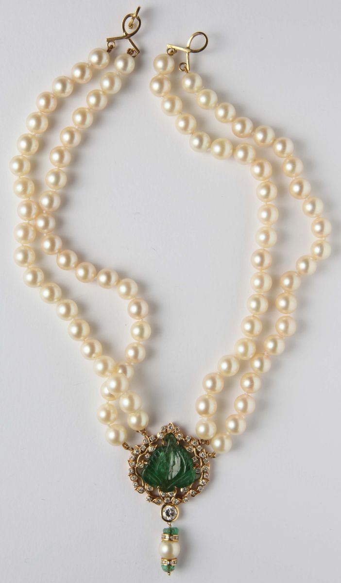 A double row necklace of cultured pearl connected at the centre by an emerald carved  - Auction Silver, Watches, Antique and Contemporary Jewelry - Cambi Casa d'Aste