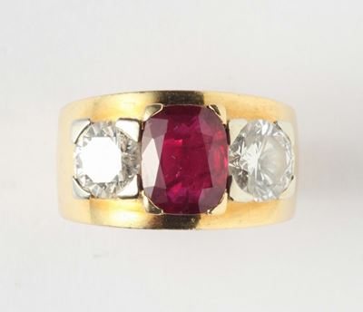 Anello con Rubino di Ct 3,00ca, Thailandia. Nessuna Indicazione di Riscaldamento e Due Diamanti T...
