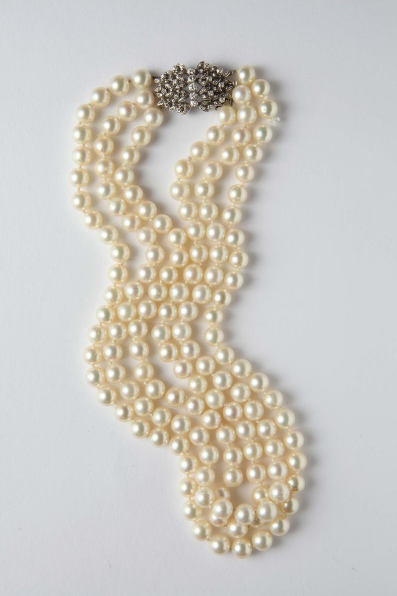 A three-row of Akoya pearls necklace with an old-cut diamond clasp  - Auction Silver, Watches, Antique and Contemporary Jewelry - Cambi Casa d'Aste