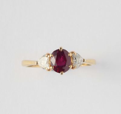 Anello con Rubino e Due Diamanti Taglio Cuore