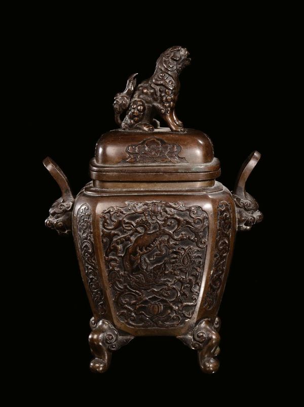 Bruciaincenso in bronzo con decoro stilizzato, sul coperchio presa a guisa di cane di pho, Cina, Dinastia Qing, XIX secolo