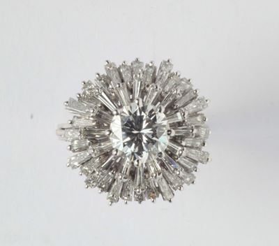 Anello con Diamante Centrale di Ct 1,55ca e Diamanti Taglio Tepper a Contorno