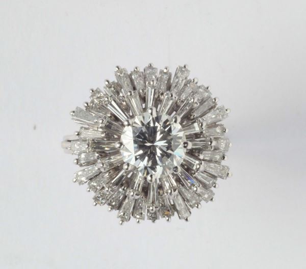 Anello con diamante centrale di ct 1,55ca e diamanti taglio tepper a contorno