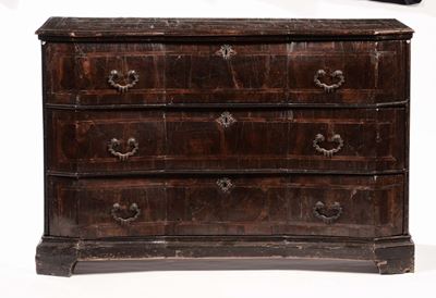 Cassettone Lastronato in Noce con Fronte Scantonato, XVIII Secolo