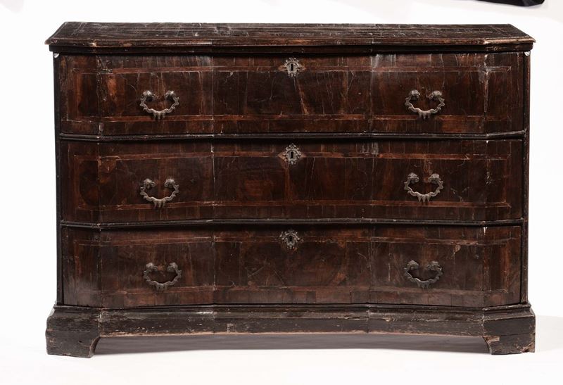 Cassettone lastronato in noce con fronte scantonato, XVIII secolo  - Asta Antiquariato e Dipinti Antichi - Cambi Casa d'Aste
