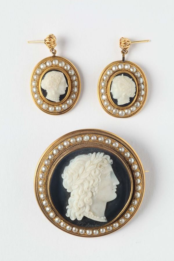 Parure stile impero formata da spilla ed orecchini con cammei in calcedonio e perle naturali