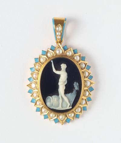 Pendente con Cammeo in Calcedonio con Smalti e Perle