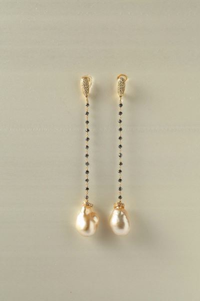 Orecchini Pendenti con Perle Australiane Gold, Diamanti e Zaffiri