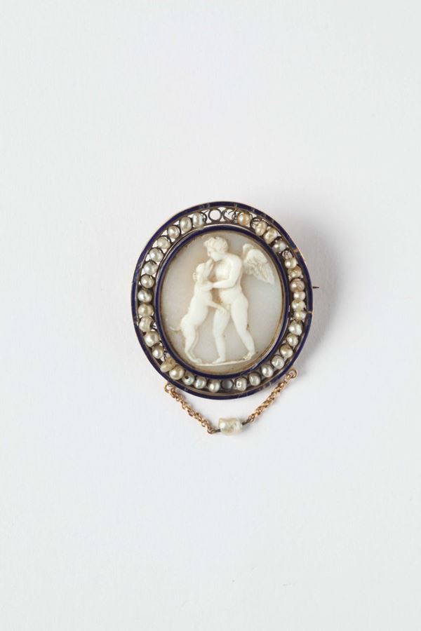 An agate and natural pearl cameo