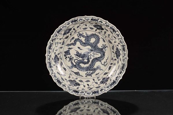 Grande piatto in porcellana bianca e blu con drago, Cina XX secolo