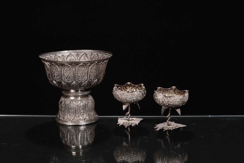 Coppa lavorata in argento e due calici diversi, Cina XX secolo  - Asta Chinese Works of Art - Cambi Casa d'Aste