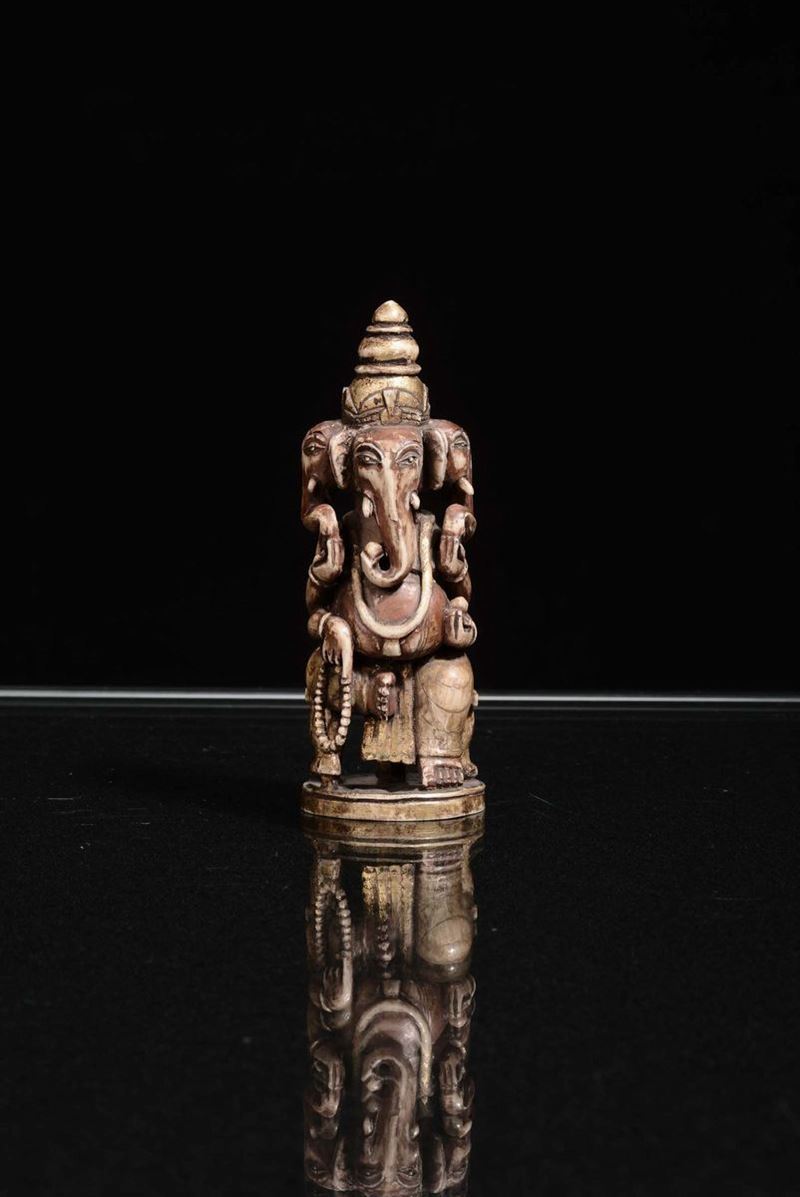 Piccola scultura di divinità scolpita  - Auction Time Auction 8-2014 - Cambi Casa d'Aste
