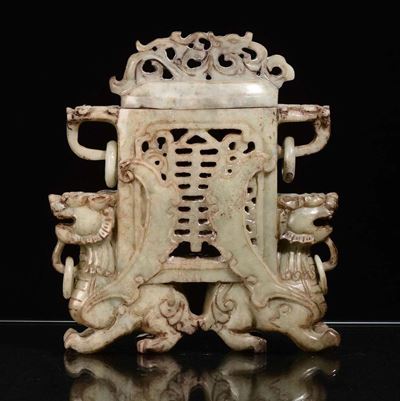 Vaso in Giada Traforata con Leoni alla Base, Cina XX Secolo