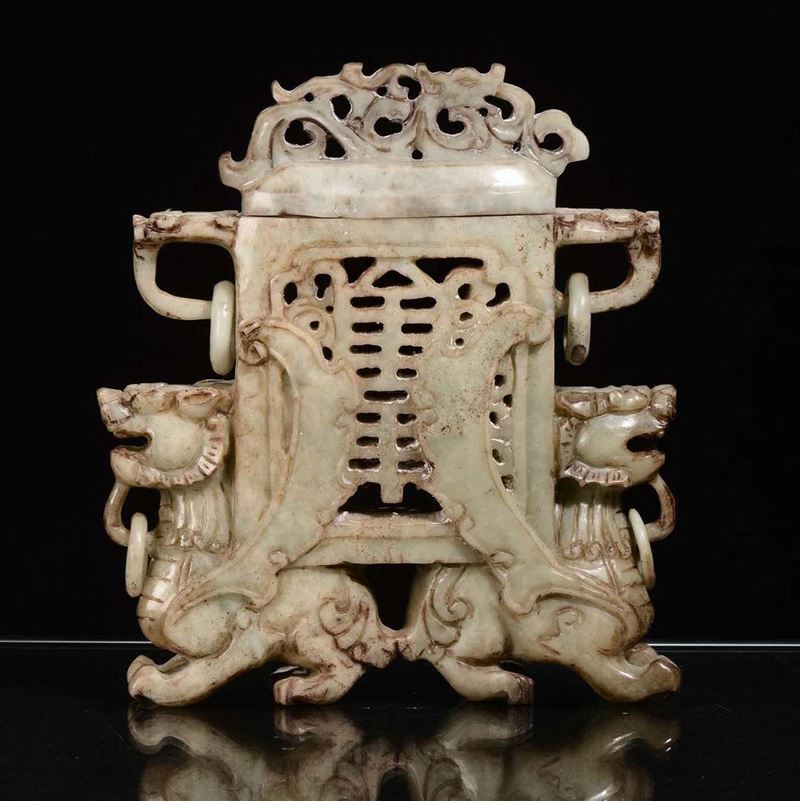 Vaso in giada traforata con leoni alla base, Cina XX secolo  - Asta Chinese Works of Art - Cambi Casa d'Aste