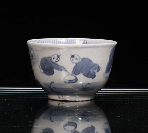Coppetta in porcellana bianca e blu con paesaggi, Cina XX secolo