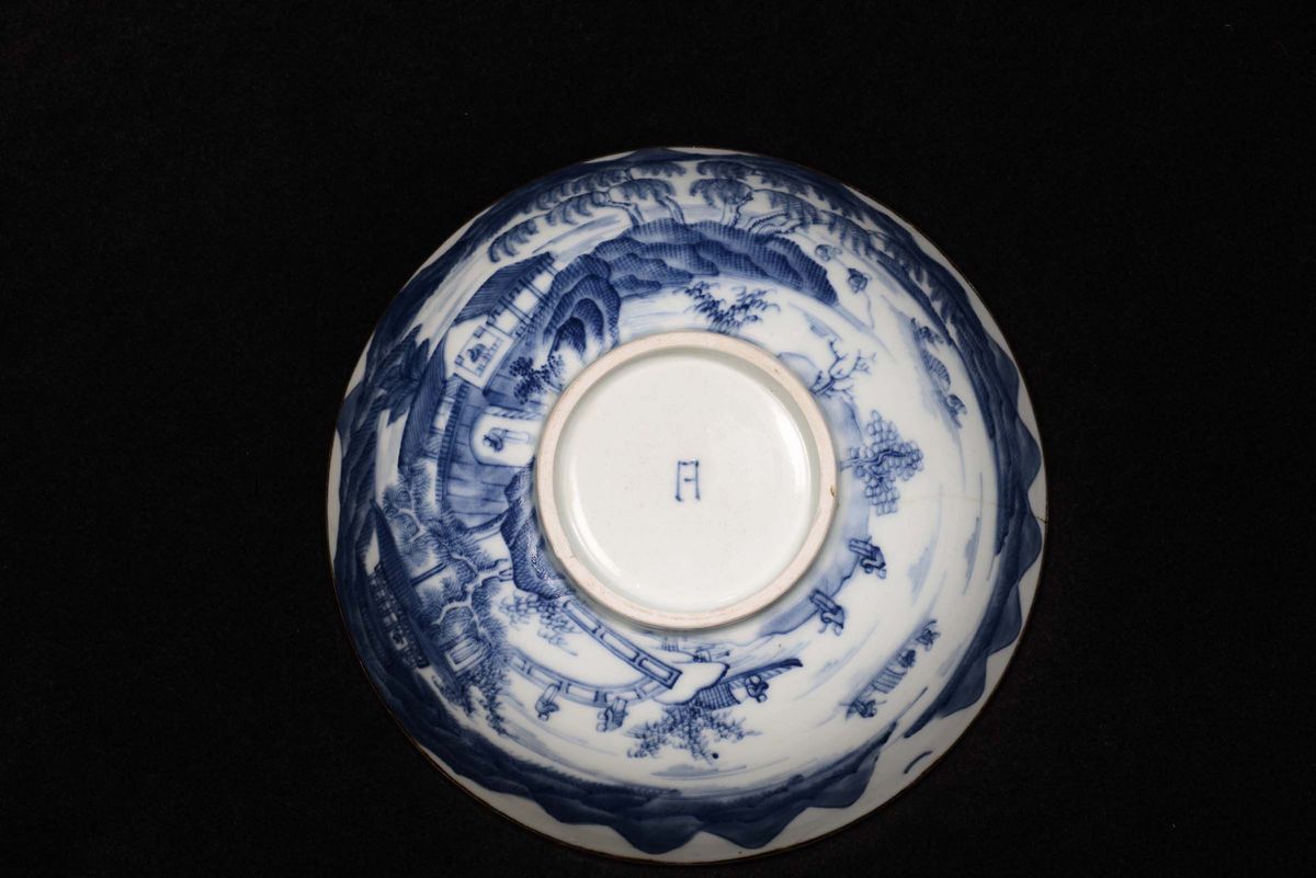 Coppa in Porcellana Bianca e Blu con Paesaggi, Cina XX Secolo