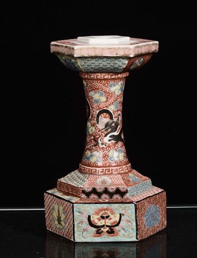 Colonna in Porcellana Policroma a Base Esagonale, Cina XX Secolo