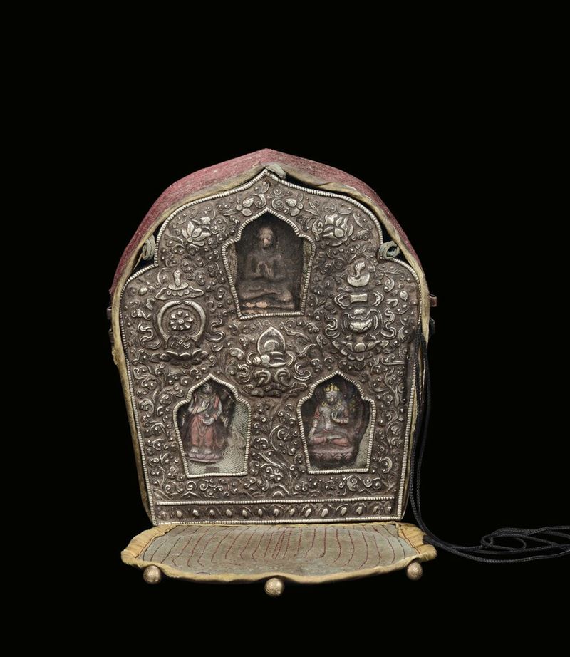 Reliquiario in metallo sbalzato, Cina, XVIII/XIX secolo  - Asta Chinese Works of Art - Cambi Casa d'Aste