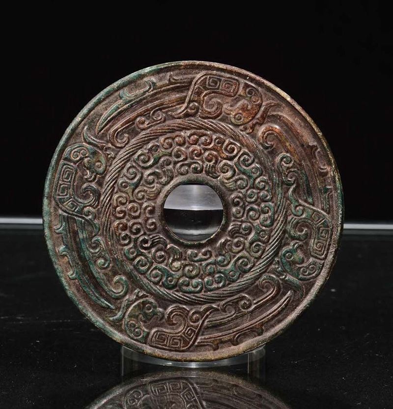 Disco in giada con decoro arcaico, Cina XX secolo  - Asta Chinese Works of Art - Cambi Casa d'Aste