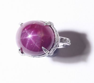 Anello con Rubino Burma, Taglio Cabochon. Nessuna Indicazione di Riscaldamento e Diamanti