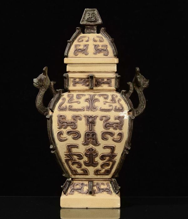 Vaso in ceramica orientale fondo giallo a motivi arcaici