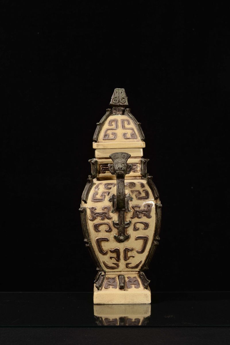 Vaso in Ceramica Orientale Fondo Giallo a Motivi Arcaici