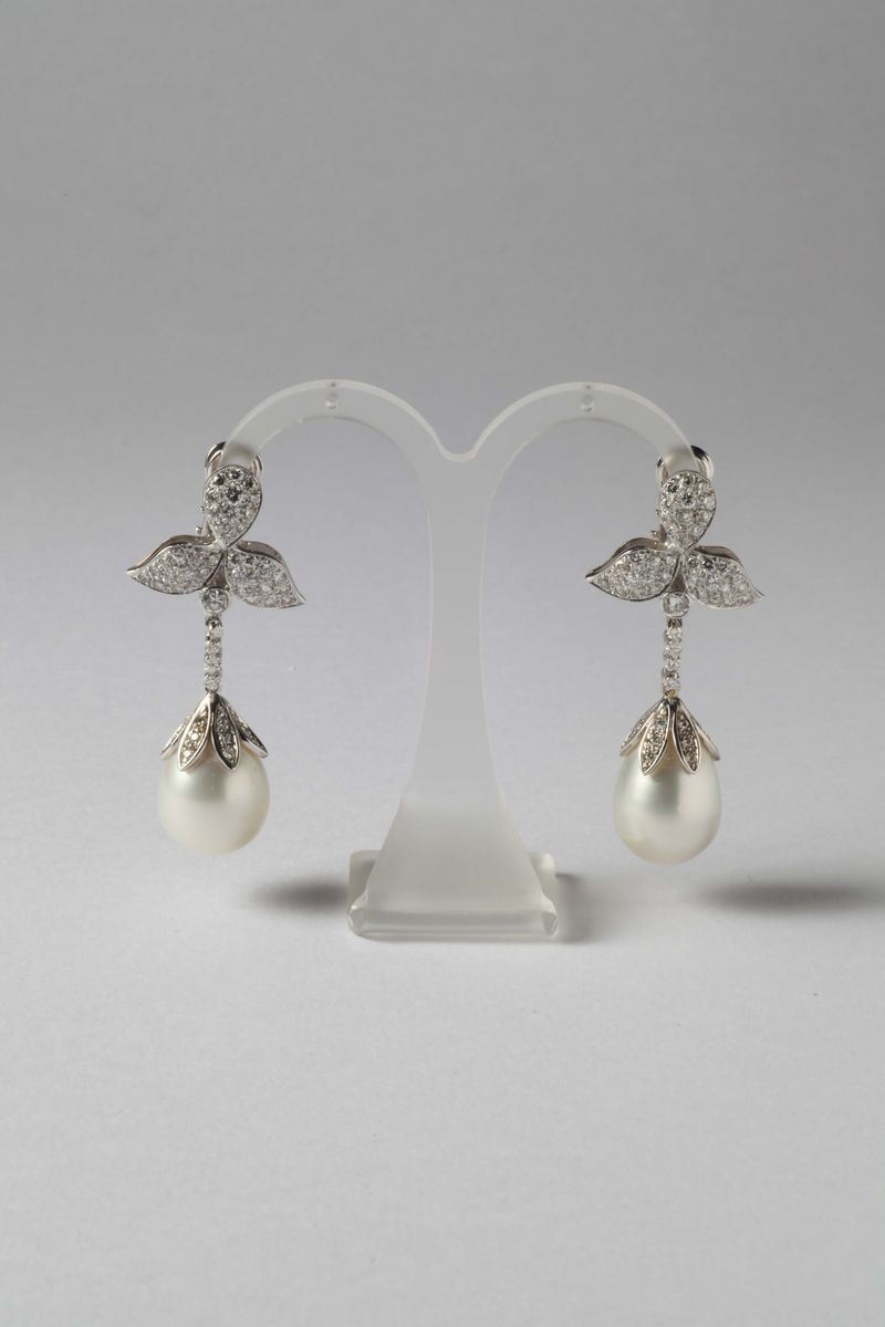 Orecchini pendenti con perle coltivate e diamanti  - Asta Argenti, Orologi e Gioielli Antichi e Contemporanei - Cambi Casa d'Aste