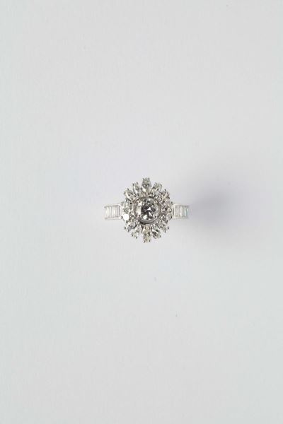 Anello con Diamante Centrale e Diamanti a Contorno
