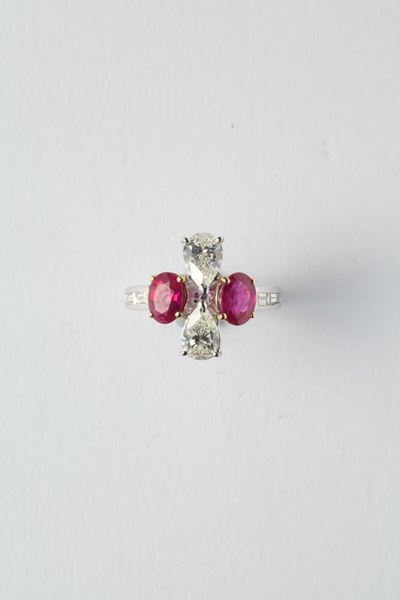 Anello con Due di Diamanti Taglio Goccia e Rubini