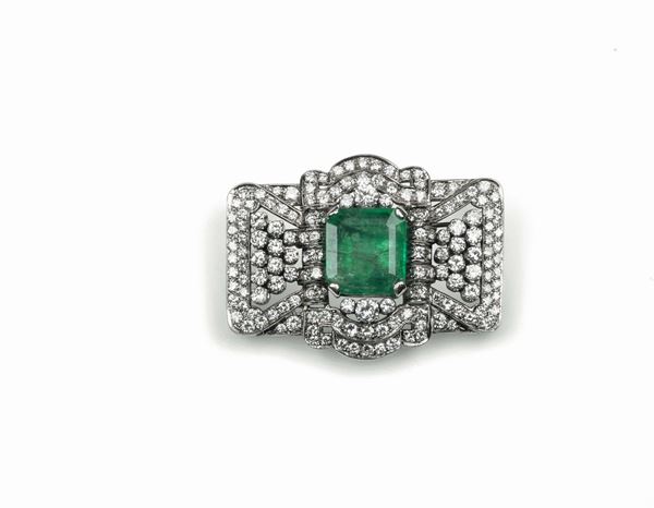 An emerald weighing ct 13,00 circa, diamonds and platinum brooch