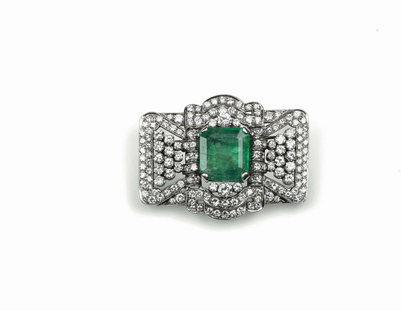 Spilla con smeraldo di ct 13,00ca e diamanti a contorno  - Asta Argenti, Orologi e Gioielli Antichi e Contemporanei - Cambi Casa d'Aste