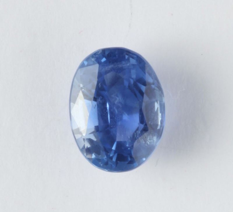 A sapphire accpmpanied by a R.A.G report. Laboratory stating that the saoohire weighing ct 9,64. No indication of heating (NTE)  - Auction Silver, Watches, Antique and Contemporary Jewelry - Cambi Casa d'Aste