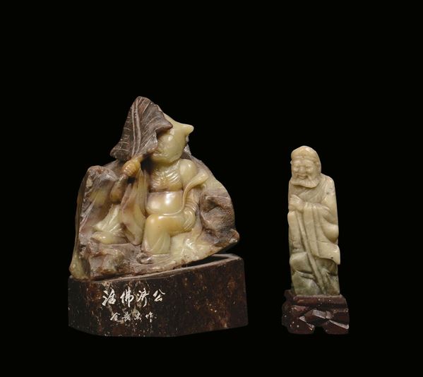 Due sculturine diverse in pietra dura raffigurante saggi, Cina XX secolo