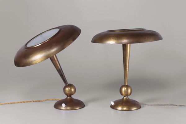 Oscar Torlasco. Coppia di lampade da tavolo orientabili in ottone. Prod. Lumi, Italia, 1950 ca.