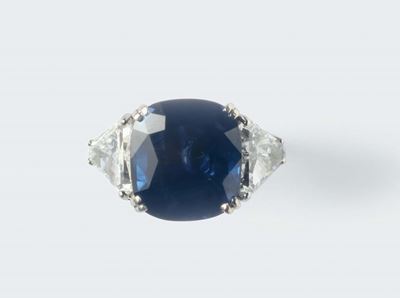 Anello con Zaffiro di Ct 9,48 e Due Diamanti a Lato