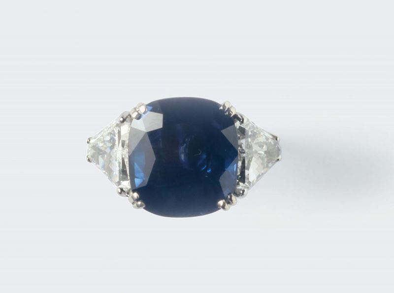 Anello con zaffiro di ct 9,48 e due diamanti a lato  - Asta Argenti, Orologi e Gioielli Antichi e Contemporanei - Cambi Casa d'Aste