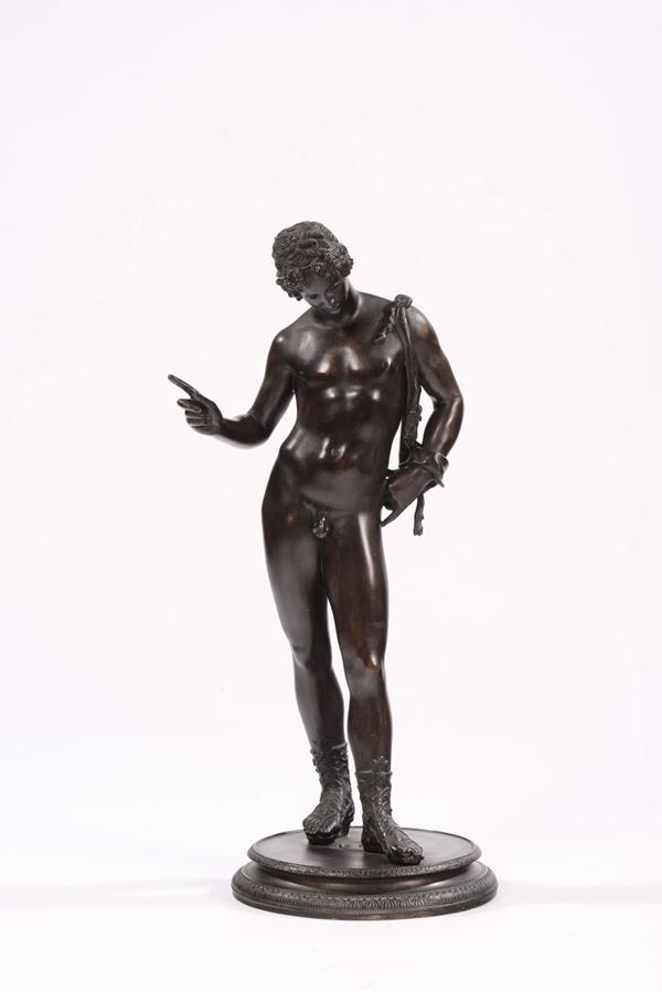 Scultura con bronzo brunito raffigurante divinità, XX secolo