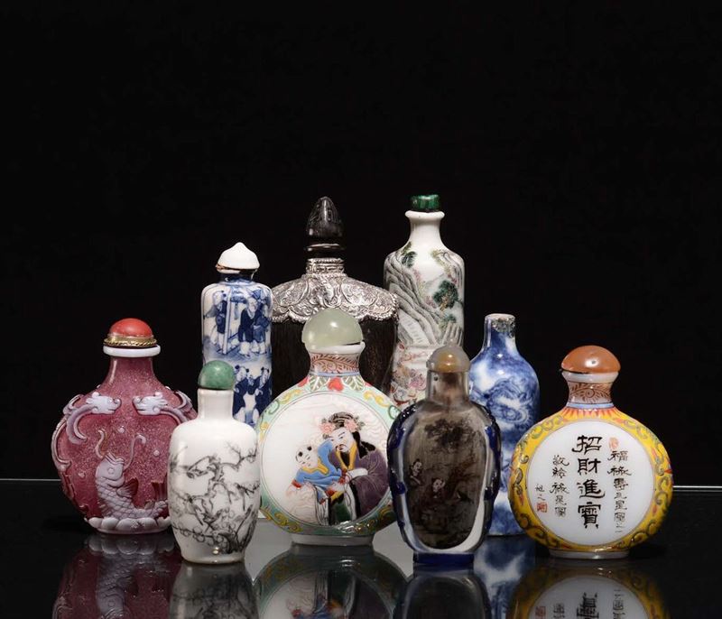Nove snuff bottle di diversi materiali  - Auction Chinese Works of Art - Cambi Casa d'Aste