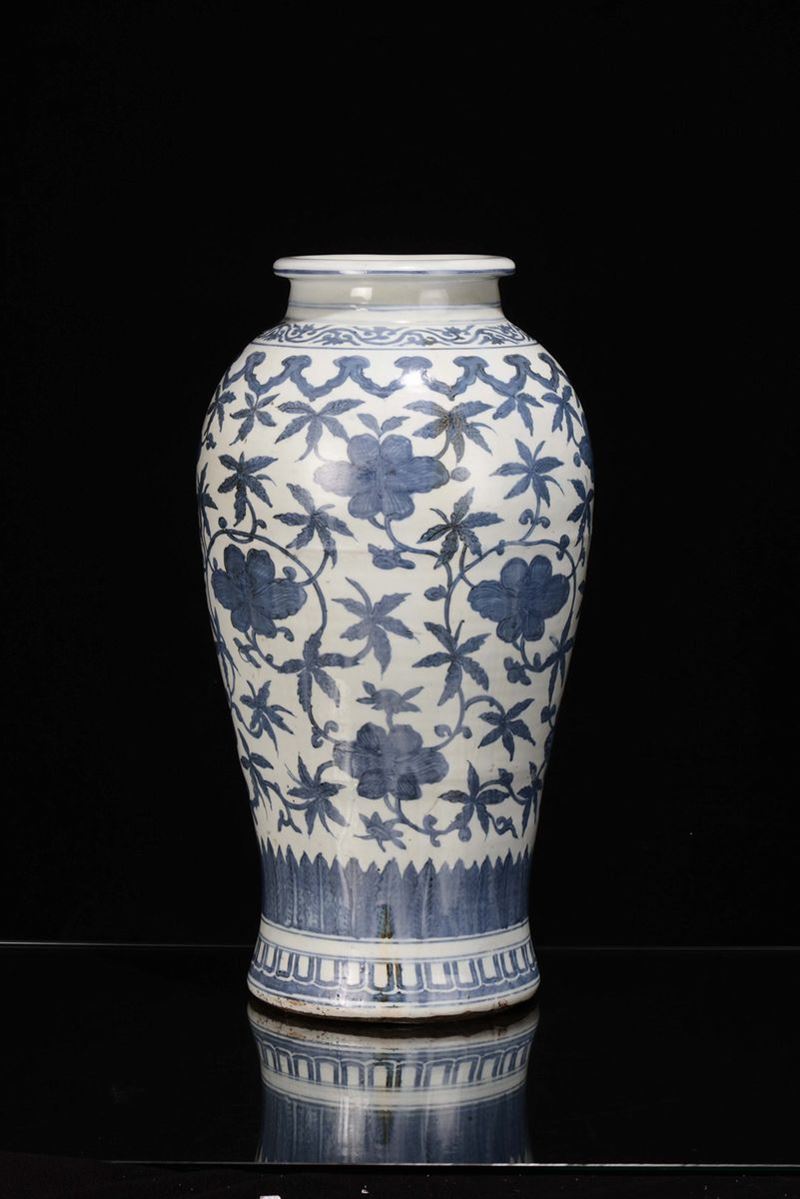 Grande vaso in porcellana bianco e blu con decori a fiori, Dinastia Ming, Periodo Jiajing (1522-1566)  - Asta Fine Chinese Works of Art - II - Cambi Casa d'Aste