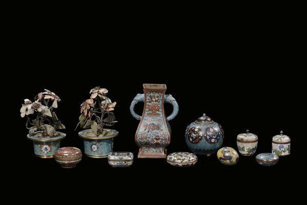 Lotto di 11 oggetti cloisonné di dimensioni e forme diversi, Cina, XIX/XX secolo