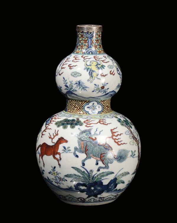 Vaso in porcellana, a decoro ducai, a doppia pera con raffigurazioni di animali fantastici, Cina, XVII secolo