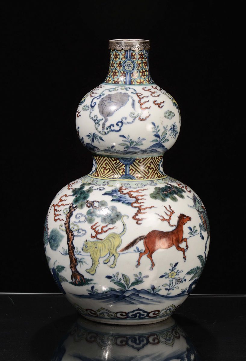 Vaso in Porcellana, a Decoro Ducai, a Doppia Pera con Raffigurazioni di Animali Fantastici, Cina,...