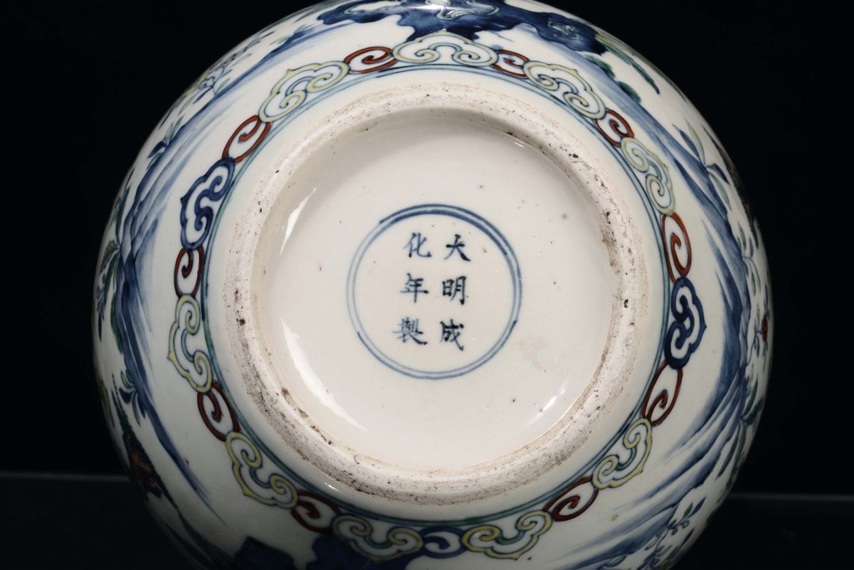 Vaso in Porcellana, a Decoro Ducai, a Doppia Pera con Raffigurazioni di Animali Fantastici, Cina,...