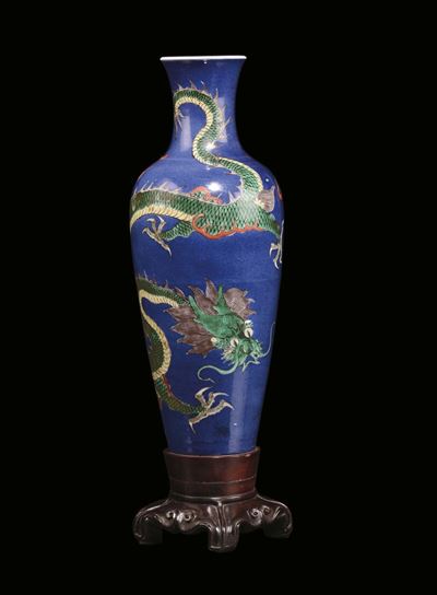 Vaso in Porcellana Policroma su Fondo Blu con Raffigurazione di Dragone, Cina, Dianstia Qing, XIX...