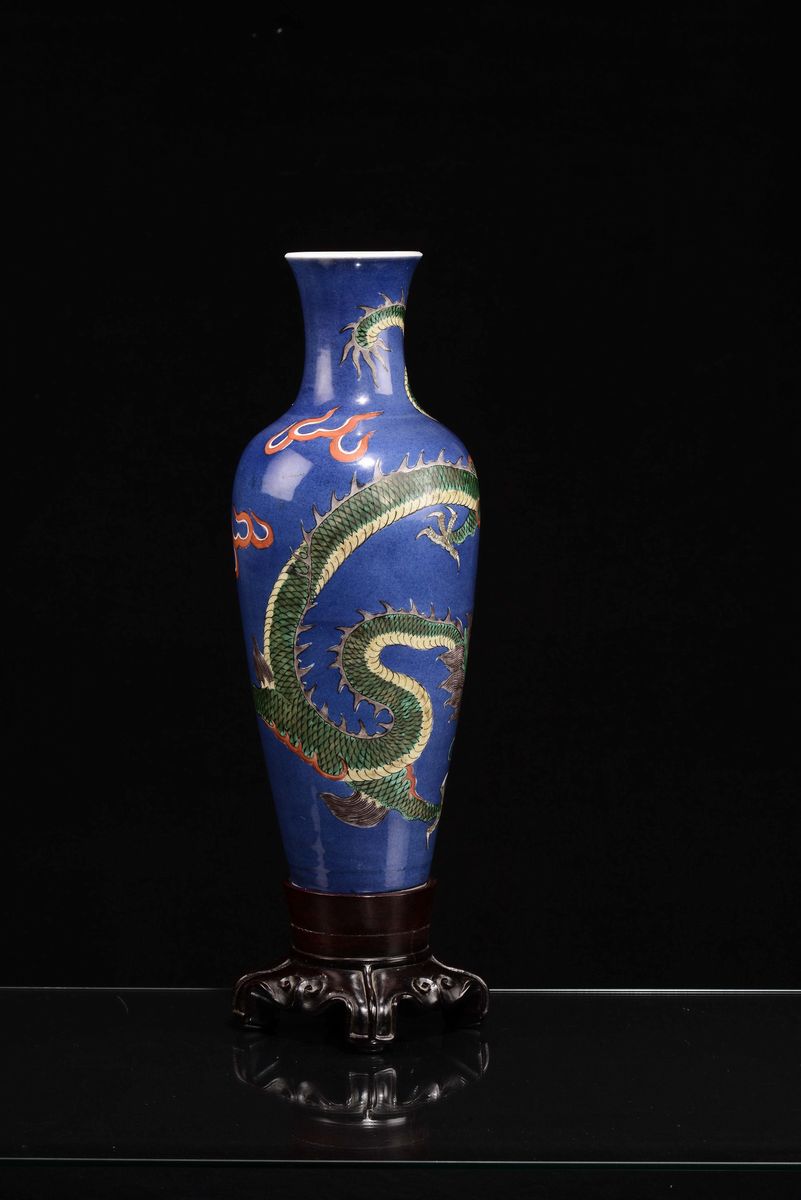 Vaso in Porcellana Policroma su Fondo Blu con Raffigurazione di Dragone, Cina, Dianstia Qing, XIX...